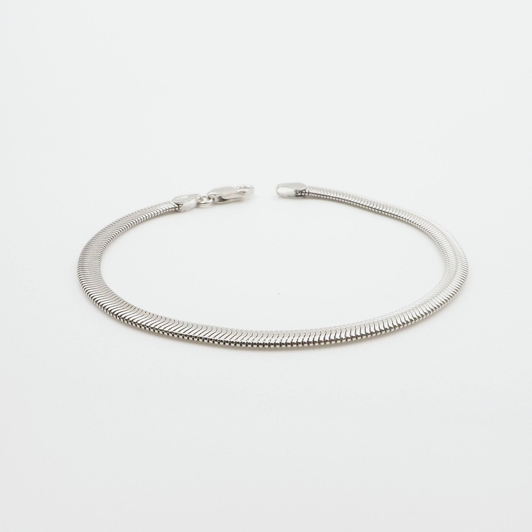 Silber Armbaender fuer Damen jetzt kaufen in unserem Onlineshop oder vor Ort in unserer Filiale in Basel